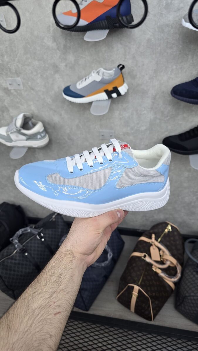 Prada Cups, Glimmend Licht Blauw