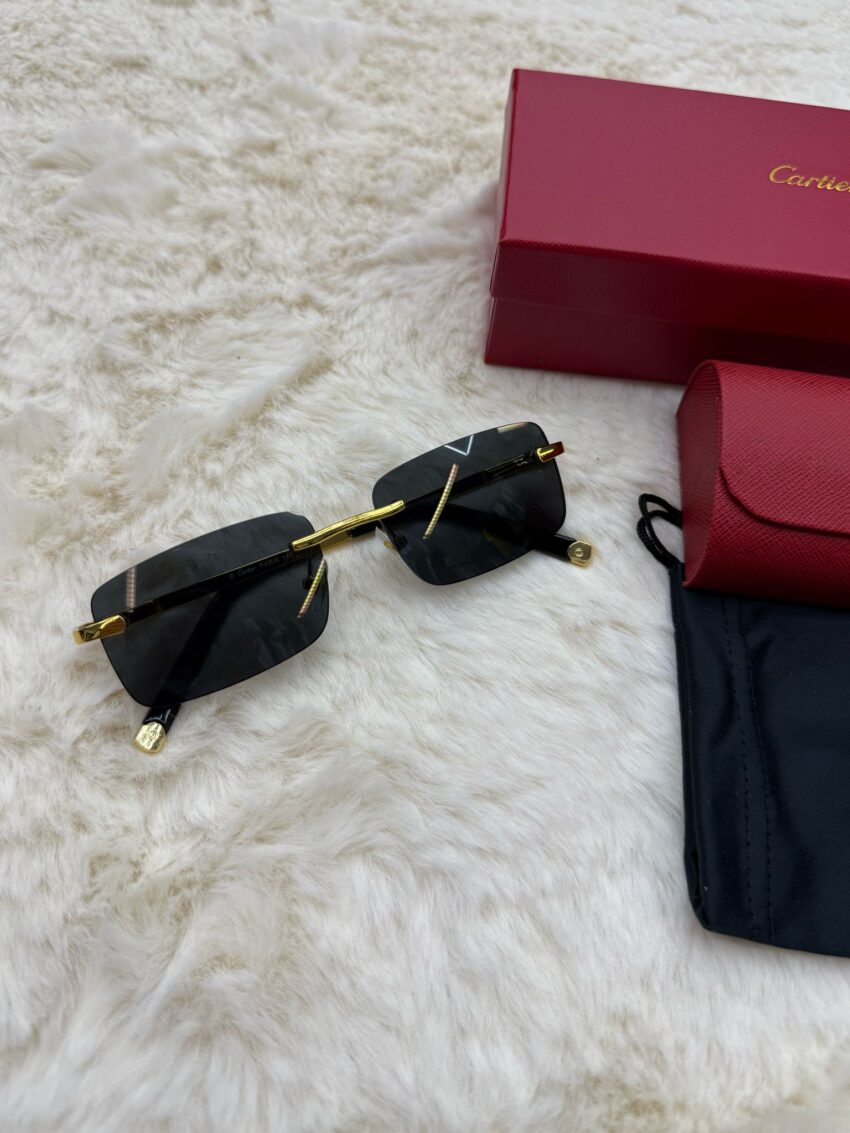 Cartier Zonnebril Donker Blauwe Glazen, Goude Montuur Logo
