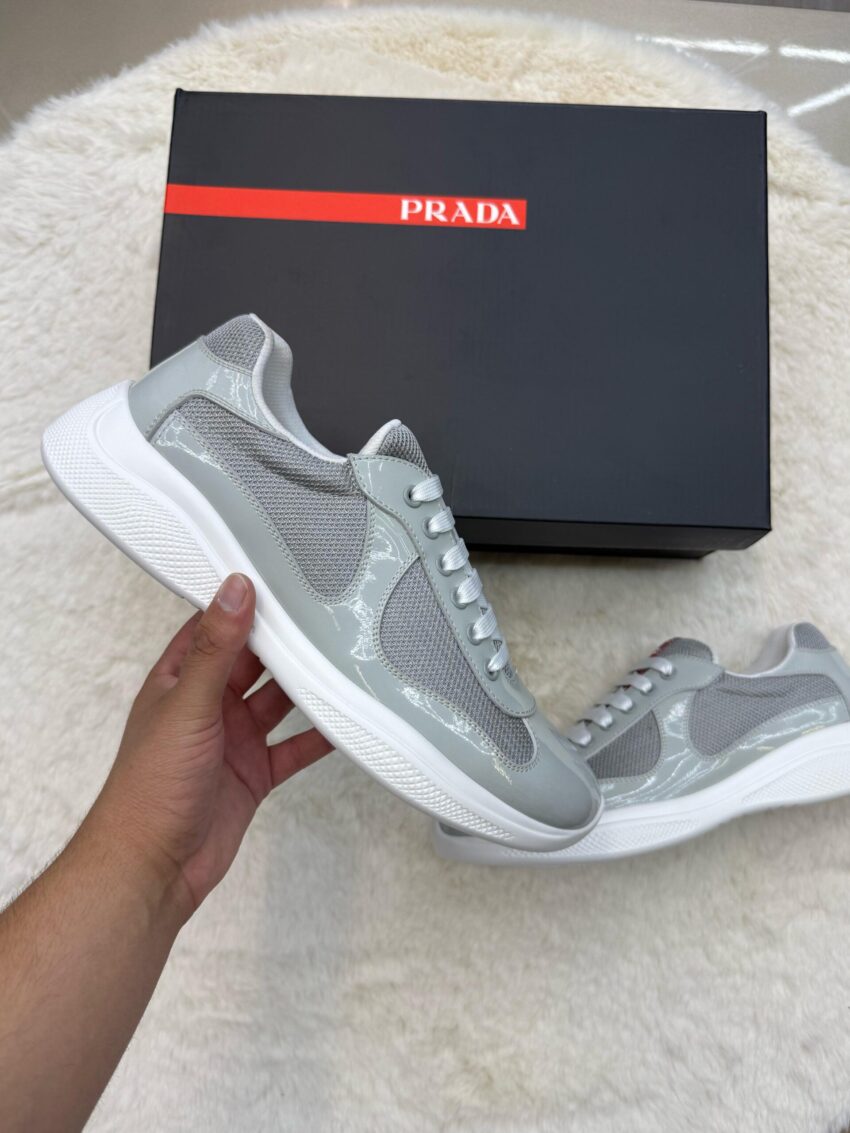 Prada Cups Glimmend Licht Grijs