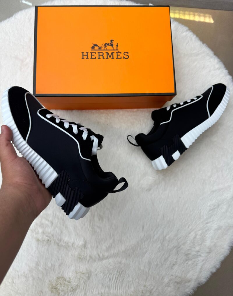 Hermes Bouncing Black White Lines