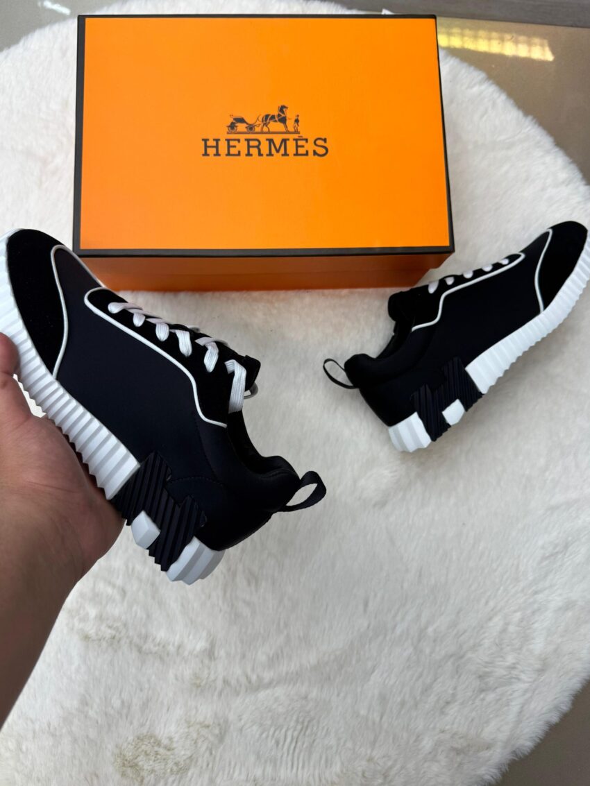 Hermes Bouncing Black White Lines