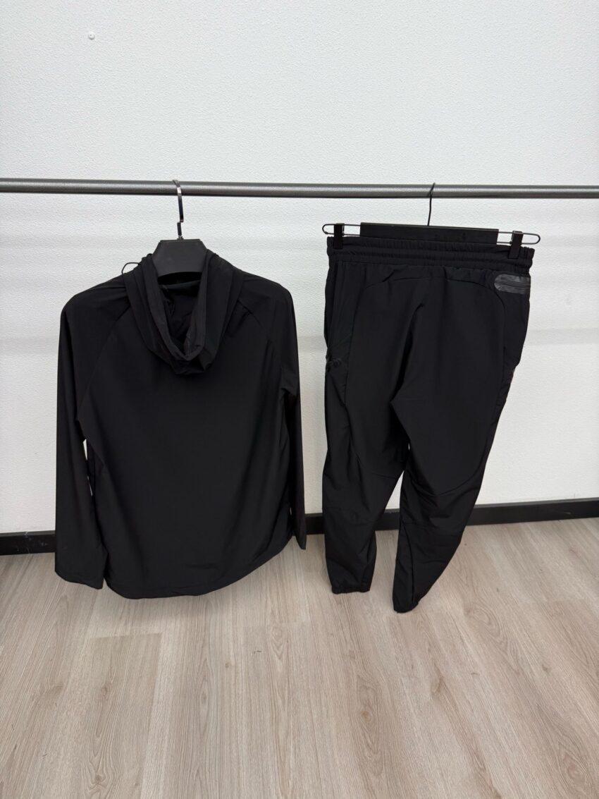 Under Armour Trainingspak Black on Black - Afbeelding 2