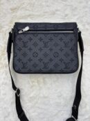 Louis Vuitton Messenger Bag Monogram Black on Black Rits