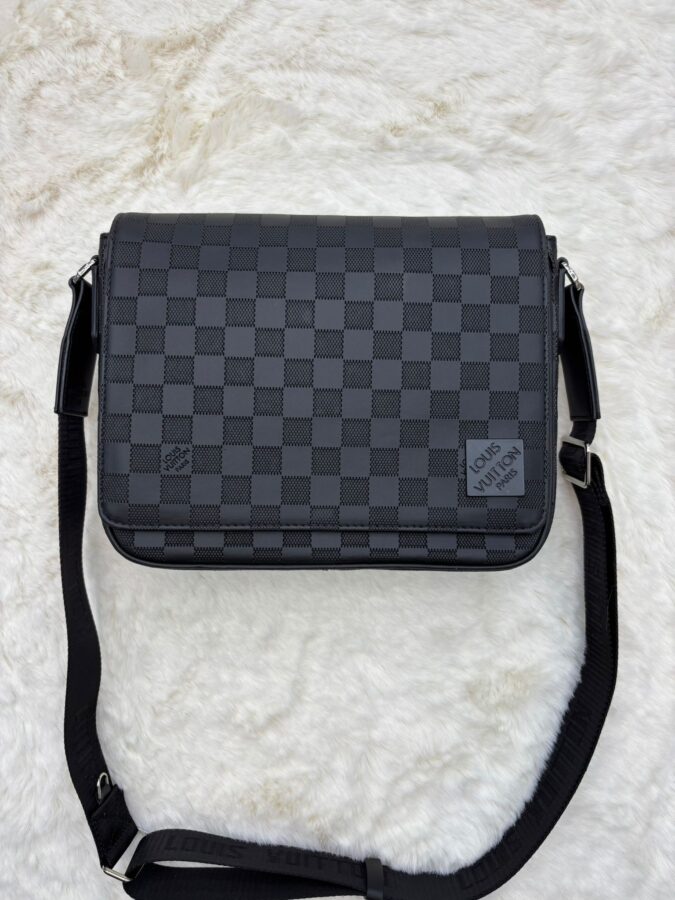 Louis Vuitton Messenger Bag Black on Black Rits