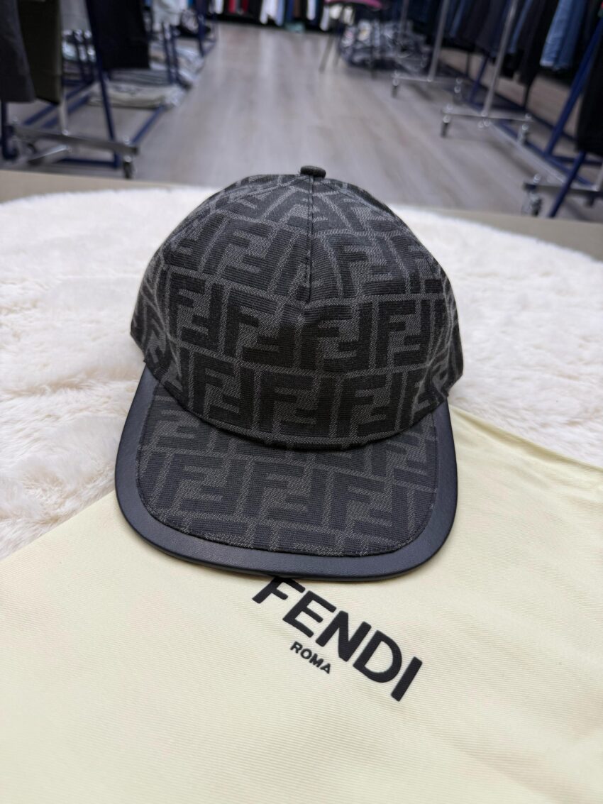 Fendi Zwarte Pet - Afbeelding 2