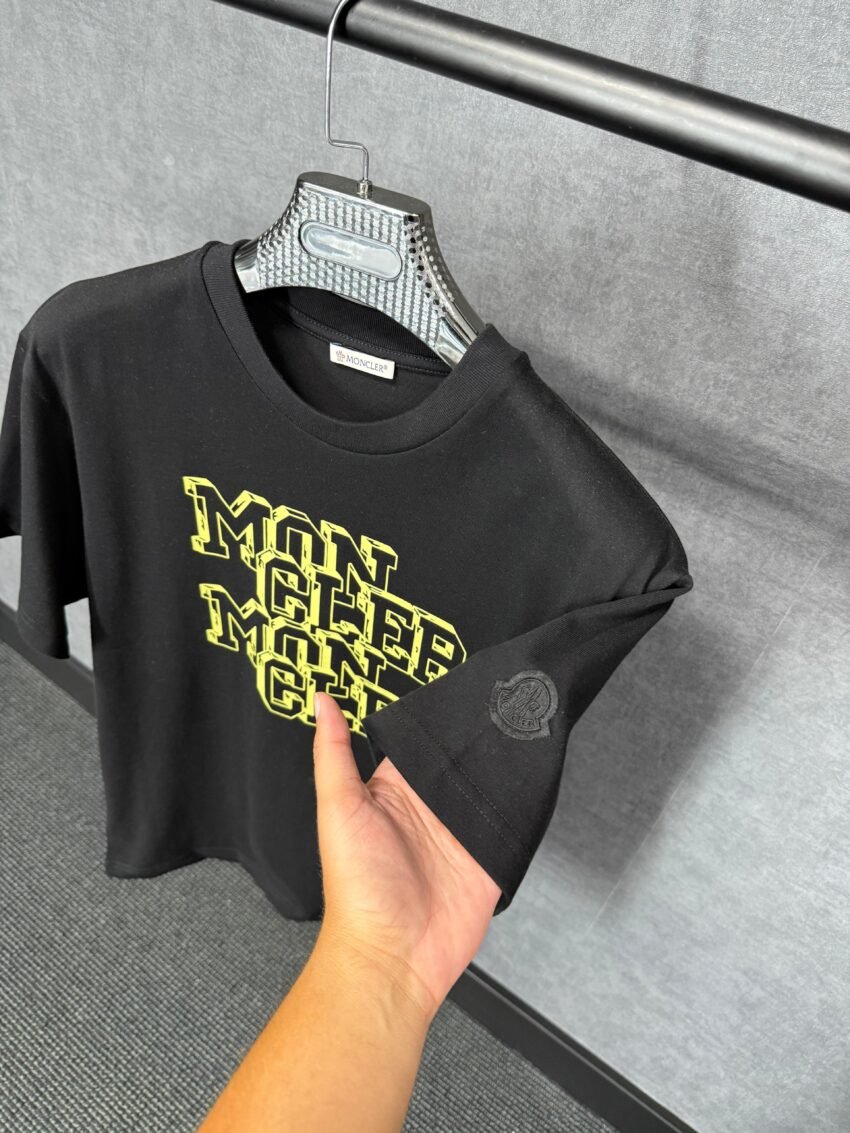Moncler Black T-Shirt Yellow Logo Text - Afbeelding 2