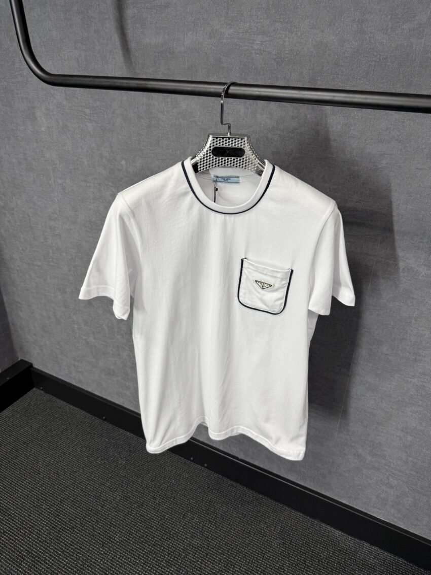 Prada White T-Shirt Zwarte Randje Pocket Logo