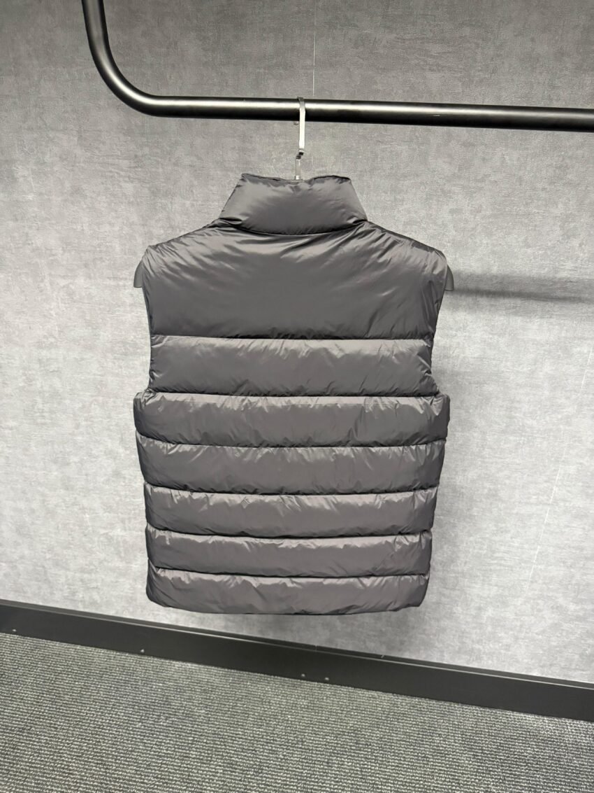 Prada Black Re-Nylon Sleeveless Puffer Jacket DUBBELZIJDIG - Afbeelding 2