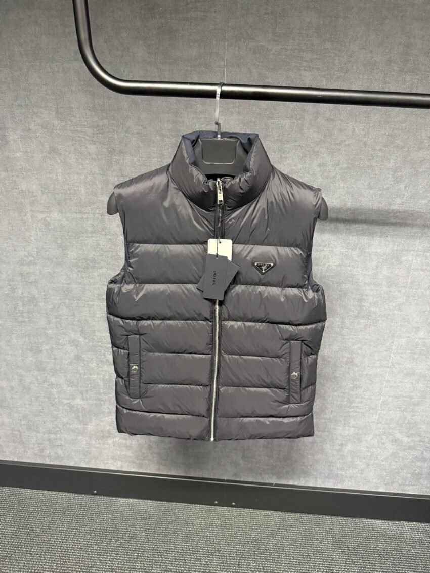 Prada Black Re-Nylon Sleeveless Puffer Jacket DUBBELZIJDIG